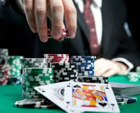 bagaimana-dealer-mengendalikan-jalannya-meja-permainan